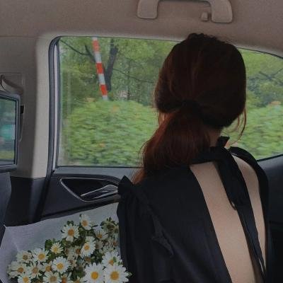 新生代小生素颜现身菜市场，本人沉默不回应，一个月引热议